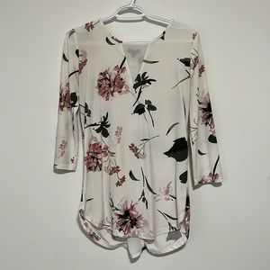 Dynamite 3/4 sleeve, back zip, floral